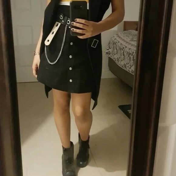 H&M Short, A-line velvet high waist skirt with buttons at front (DIVIDED) - Picture 4 of 4